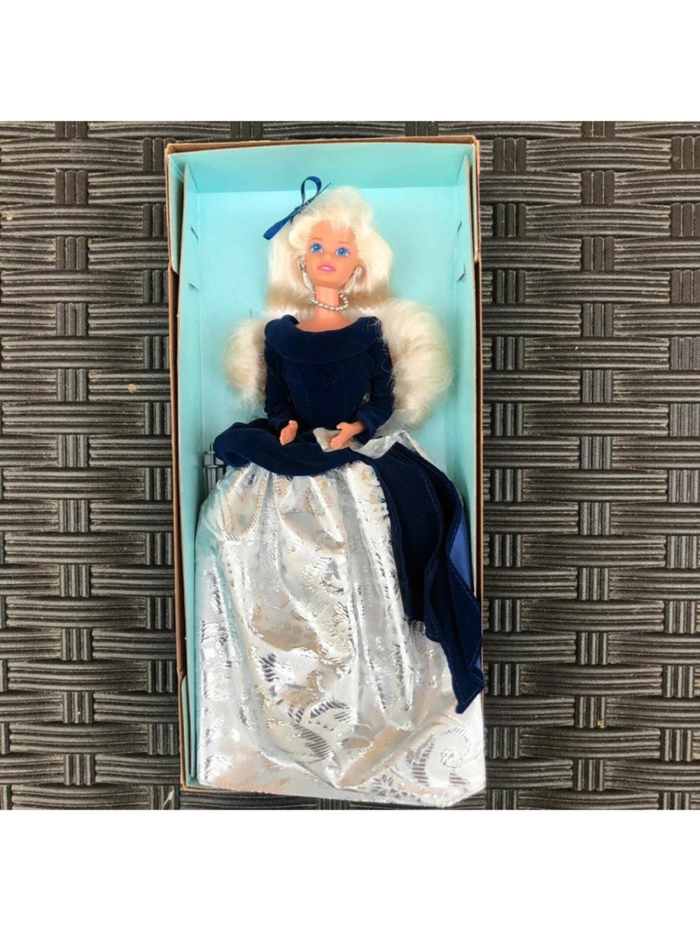 Barbie Doll Winter Velvet Avon Special Edition 1995 mint in box